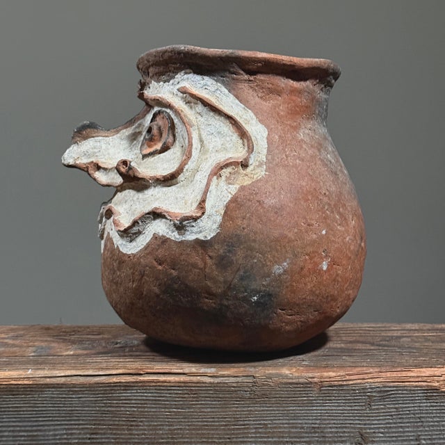 Tribal Antique Anthropomorphic Folk Art Chambri Wood-Fired Polychrome Earthenware Damarau Vessel For Sale - Image 3 of 10