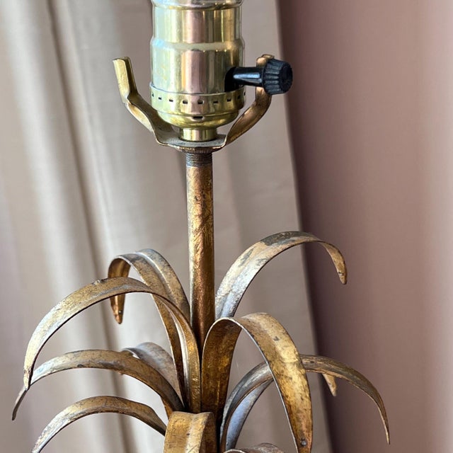Wood Gorgeous pair of two vintage Florentine giltwood and tole lamps // carved wood and metal palm style lamp bases // gilt and gesso // Italian For Sale - Image 7 of 9
