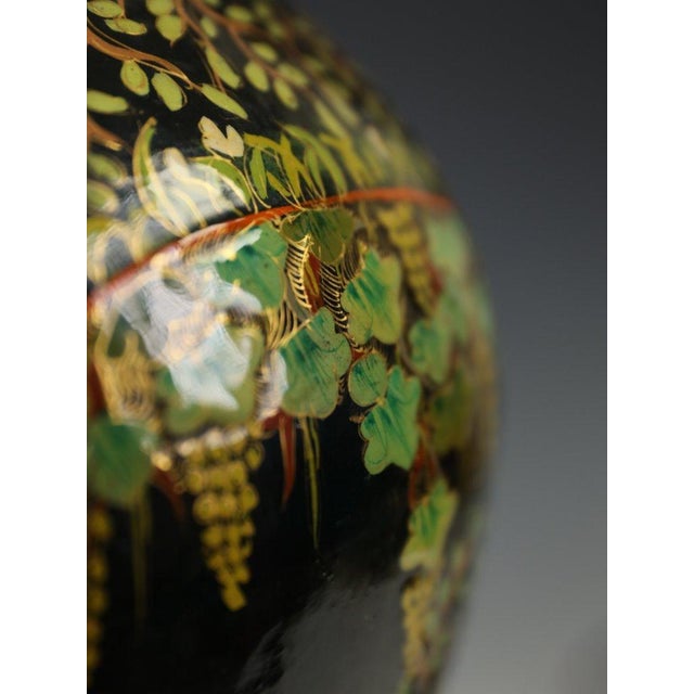 Indian Kashmiri Papier-Mâché Table Lamp with Hand-Decorated Romantic Scenes, 1930 For Sale - Image 4 of 13