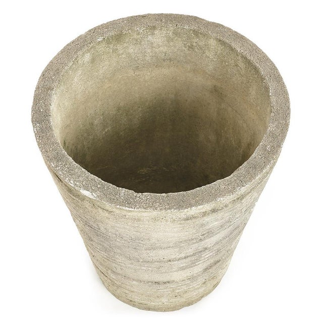 Imposing and sculptural, this large cement garden pot evokes the traditional containers used in old courtyards. Its...