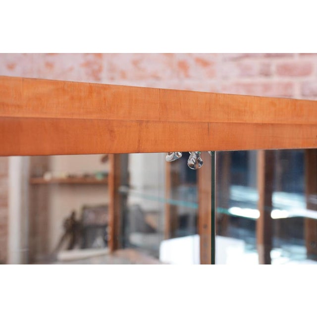 Art Deco Display Cabinets in Maple, Glass, and Mirror, Czech, 1930s, Set of 2 For Sale - Image 10 of 18