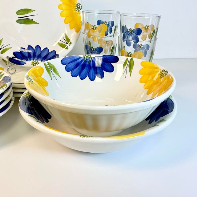 1980s Vintage Coastal Mediterranean Italian Daisy Flora Dinnerware - Set of 17. For Sale - Image 12 of 17
