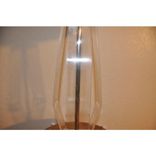 Mid-Century Sculptural Lucite Table Lamp For Sale - Image 4 of 6