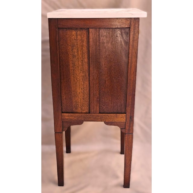 1910s Pair of English Mahogany Nightstands With Carved Floral Doors & Stone Tops For Sale - Image 13 of 18