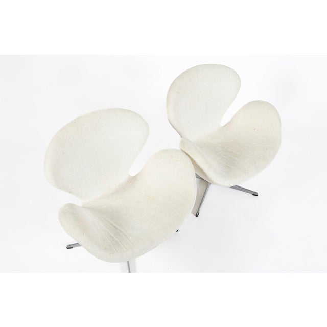 White Mid Century Danish White Swan Chairs by Arne Jacobsen for Fritz Hansen 1960s, 2 Avail For Sale - Image 8 of 16