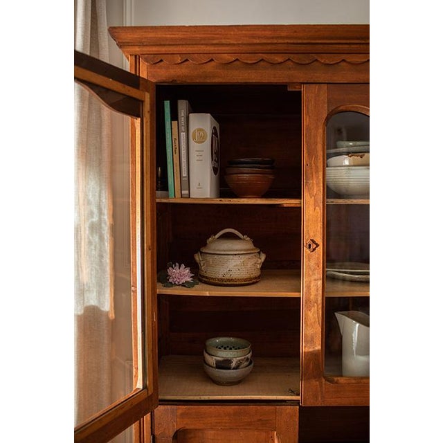 1900 - 1909 Antique 20th Century American Oak Kitchen Cupboard & Glass Display Hutch For Sale - Image 5 of 18