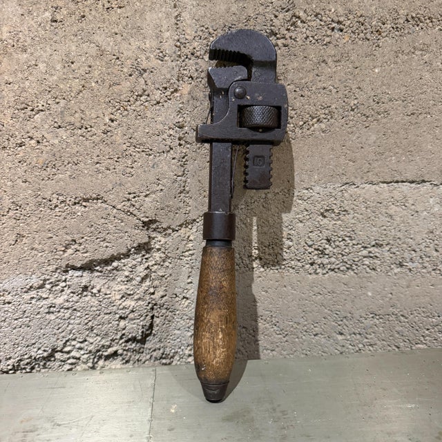 American Vintage Stillson-Pattern Adjustable Pipe Wrench Classic Wooden Handle For Sale - Image 3 of 17