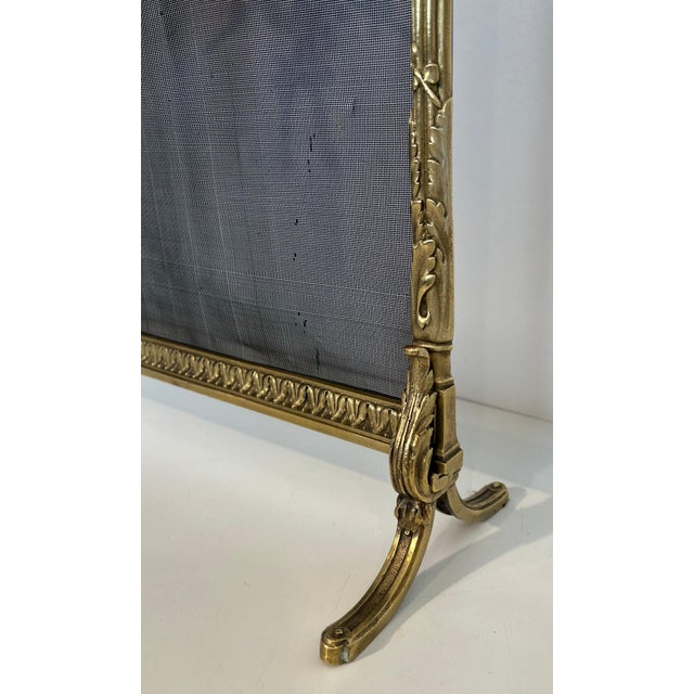 Louis XVI style brass fire screen with mesh decorated with garlands For Sale - Image 11 of 12