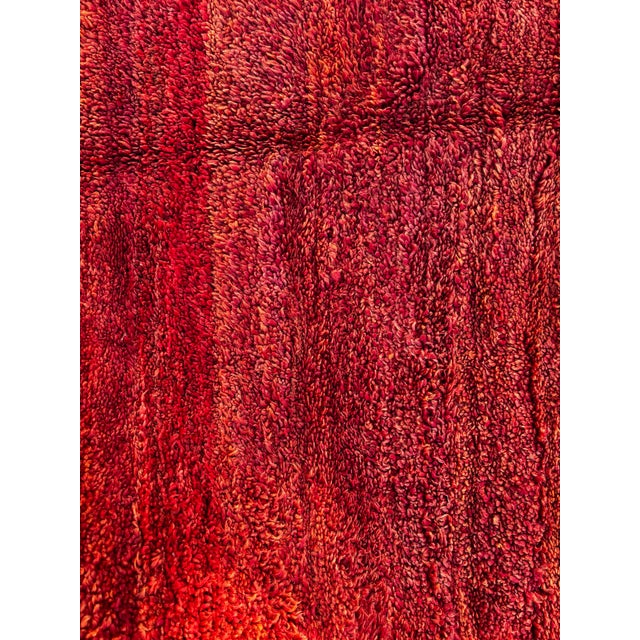 This vintage Moroccan Berber rug originates from the Atlas Mountains and reflects the timeless elegance of traditional...