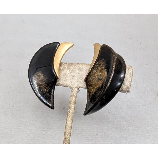 Metal Vintage Signed Kunio Matsumoto for Trifari Modernist Brown/Gold Resin Clip Earrings-2 Pieces For Sale - Image 7 of 7