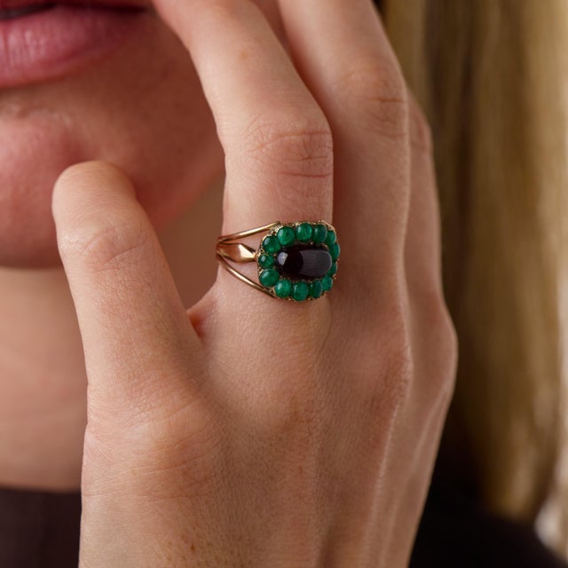 Mid 19th Century Georgian Cabochon Cut Garnet Emerald 10k Rose Gold Ring, Size 8 For Sale - Image 4 of 5