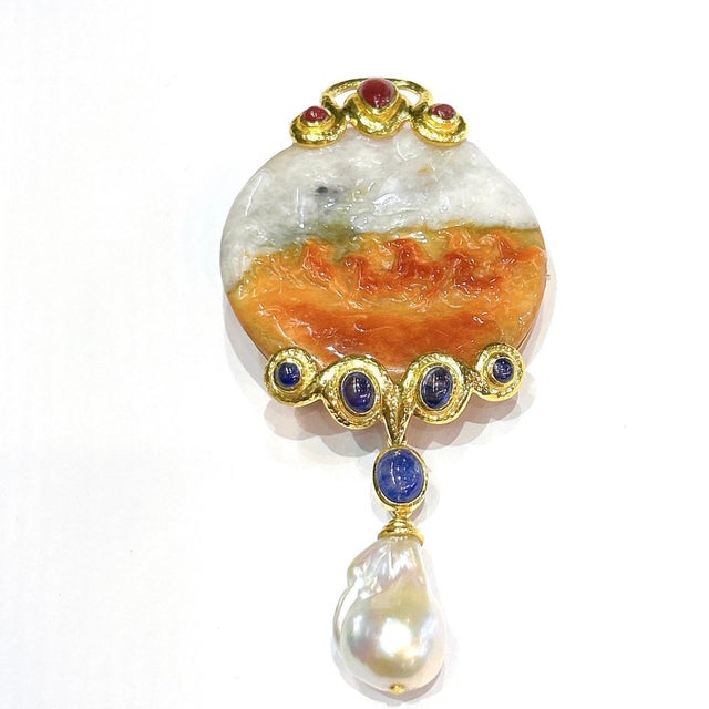 Contemporary Bochic “Orient” Vintage Jade & Blue Sapphire Brooch, Pendant Set In 18K Gold For Sale - Image 3 of 8