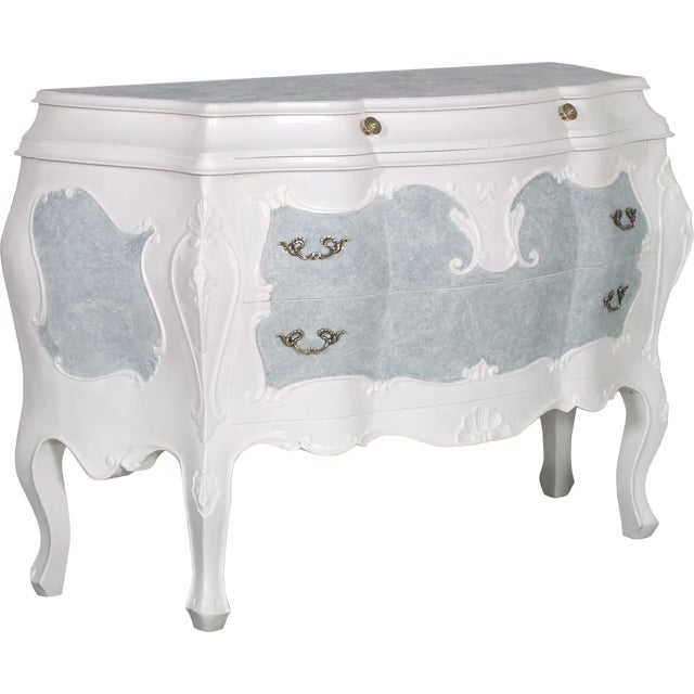 Lacquered venetian chest of drawers (commode, dresser), of early 20th century, in solid carved walnut. The serpentine top...