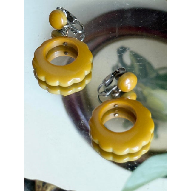 Mid-Century Modern Vintage 1940s Mustard Yellow Bakelite Dangle Earrings With Scalloped Edge, A Pair For Sale - Image 3 of 13
