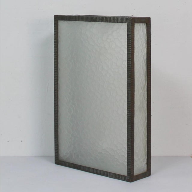 It can be placed on the ceiling or on the wall. Horizontally or vertically. Up to 250V (Europe/UK Standard).The wiring of...