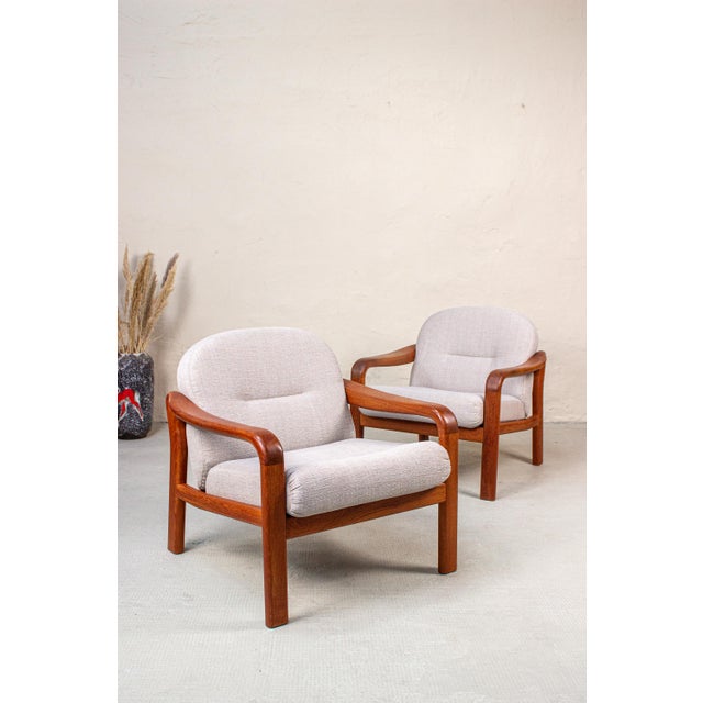 These two armchairs from the danish manufacturer komfort combine generous seating comfort with a beautifully crafted...