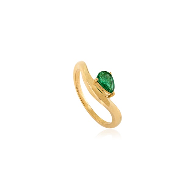Modern Minimalist 18k Yellow Gold Pear Cut Deep Green Emerald Solitaire Wave Ring Size 6.5 For Sale - Image 3 of 14