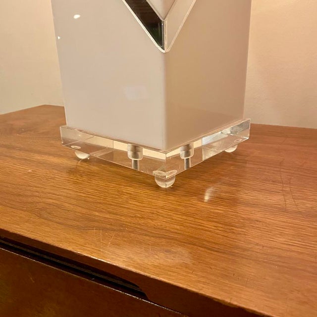 Vintage Mid-Century White Acrylic and Lucite Lamp With Mirrored Accents For Sale - Image 4 of 6