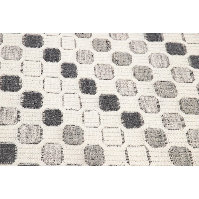 Indian 2010s Ivory Modern Textured High Low Wool Rug With Allover Geometric Design For Sale - Image 3 of 8