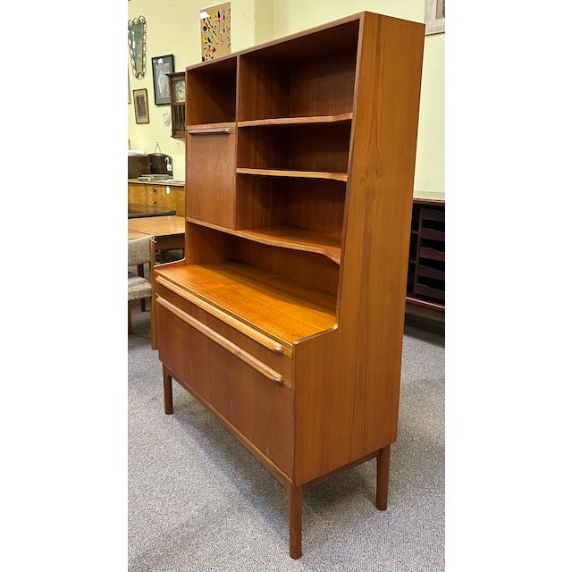 Mid Century Modern Teak Midboard W/ Drop Front Mini-Bar by McIntosh c.1960 For Sale In San Francisco - Image 6 of 11