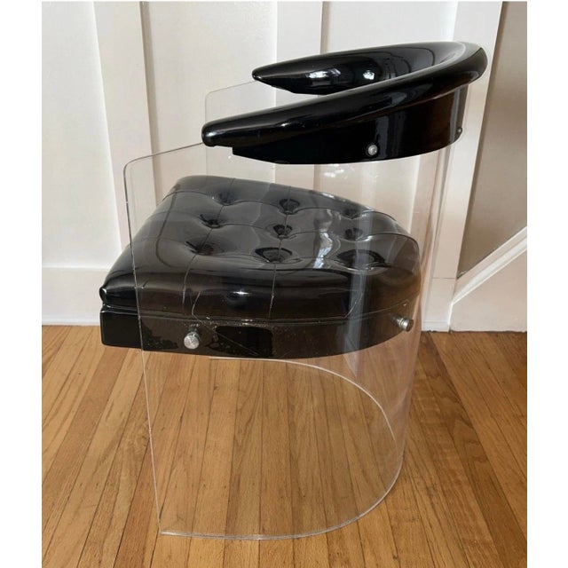 Mid-Century Modern Lucite Barrel Tub Chair With Black Patent Leather Floating Seat Hollywood Regency For Sale - Image 4 of 12