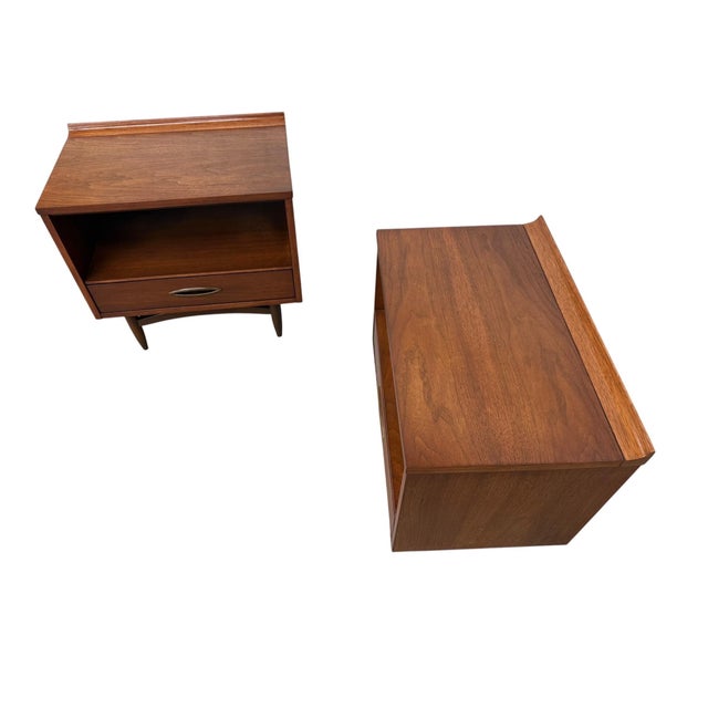 1960s Mid-Century Modern Broyhill Sculptra Walnut Nightstands - Set of 2 - Refinished! For Sale - Image 5 of 11