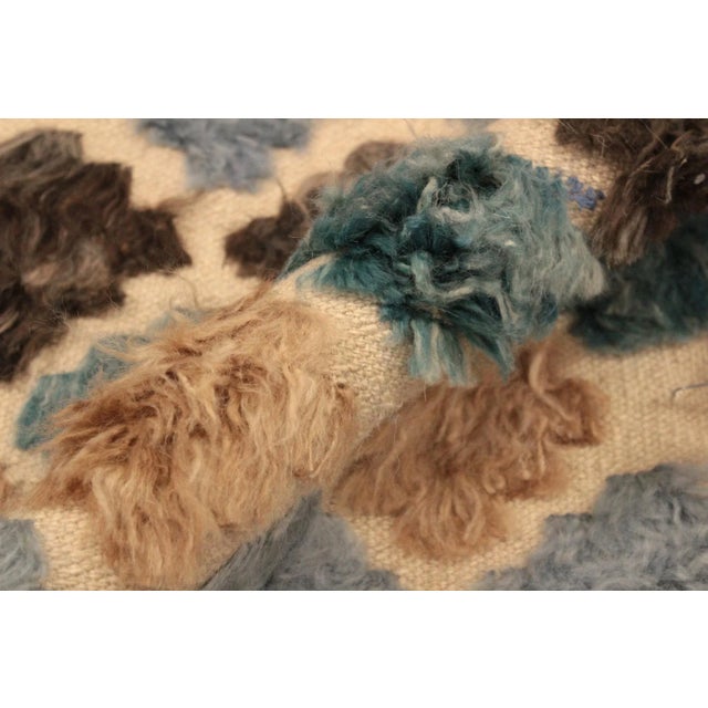 1990s 1990s Modern Moroccan High-Low Beige/Blue Wool Rug - 5'0'' X 7'7'' For Sale In New York - Image 6 of 8