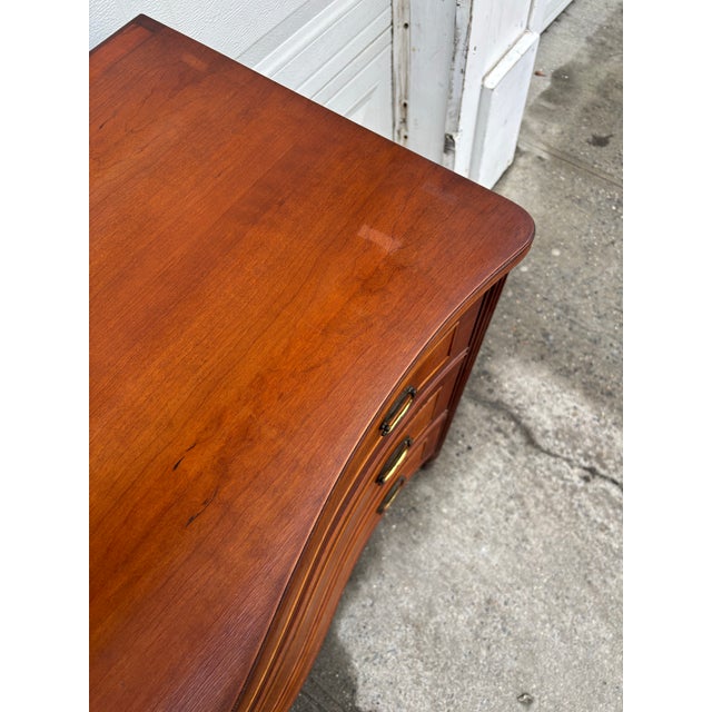 Antique Hepplewhite Style Serpentine Dresser | Federal Revival Chest of Drawers | Early 20th Century Vintage American Bedroom Furniture For Sale In New York - Image 6 of 12