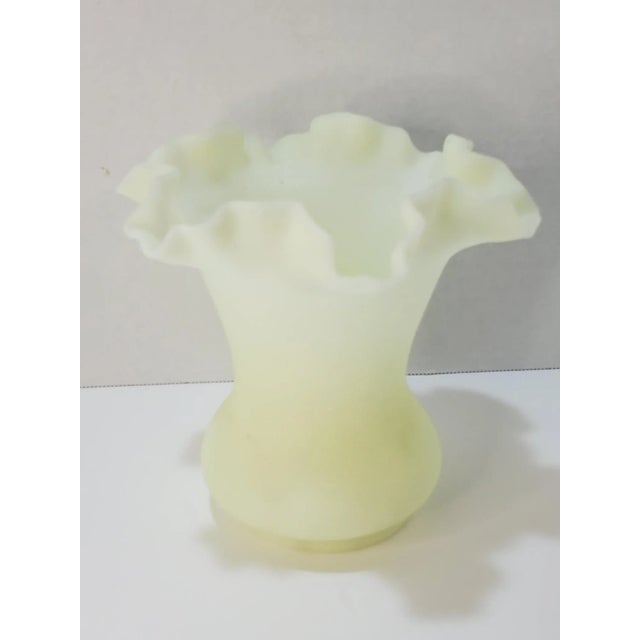 Fenton 1993 手描き冬の風景皿 1970s Fenton Custard Satin Glass Crimped Edge Vase | Chairish