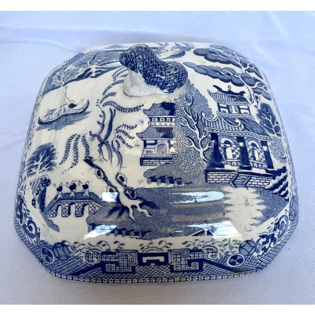 Antique 19th Century English Blue Willow Covered Vegetable Serving Dish With Lion Finial Handle For Sale - Image 11 of 16
