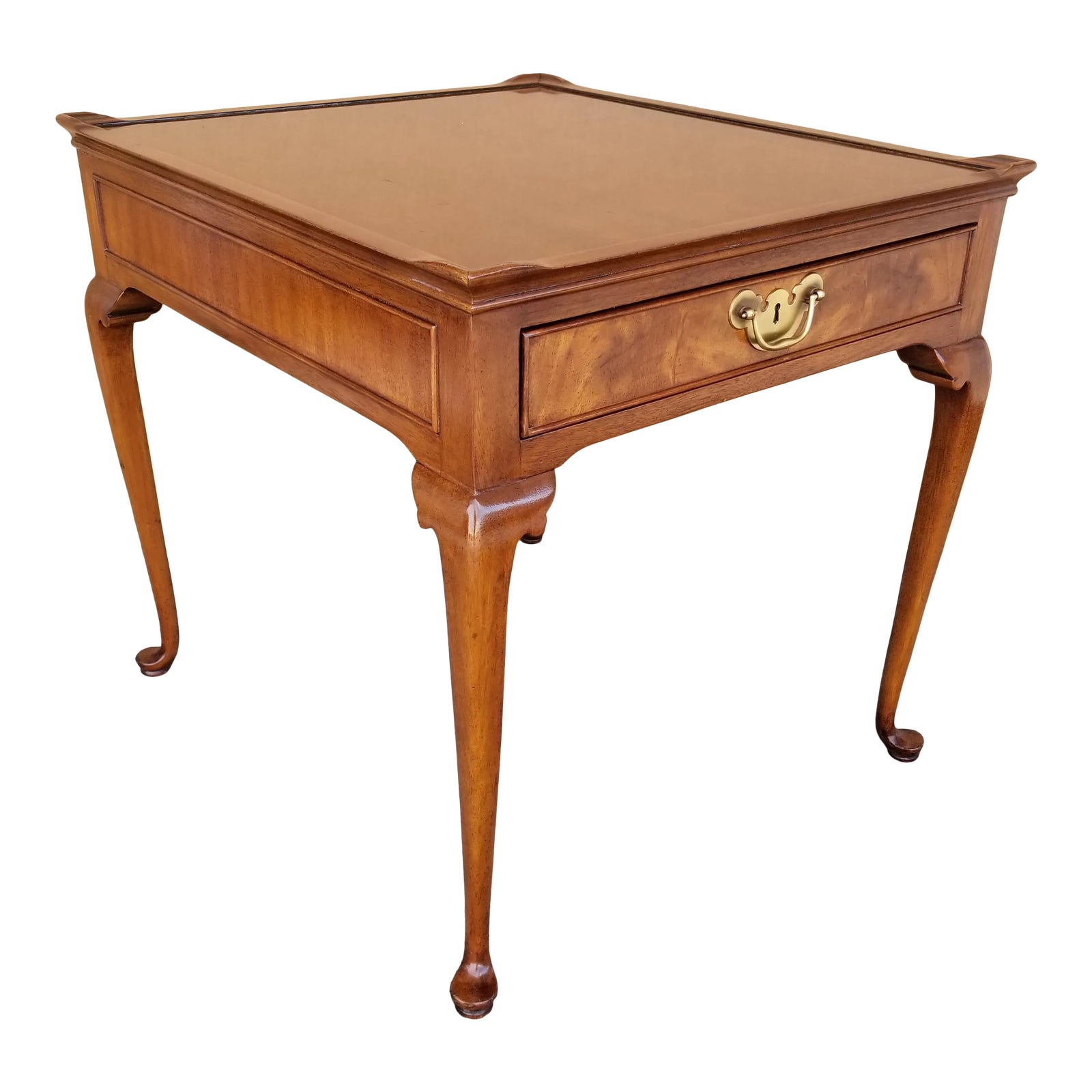 Classic Wellington Hall Queen Anne Mahogany End Side Occasional Table