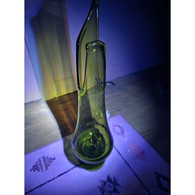 Vintage l.e. Smith Avocado Green Pedestal Swung Vase 16.5" MCM Simplicity Uv Reactive For Sale In Dallas - Image 6 of 6