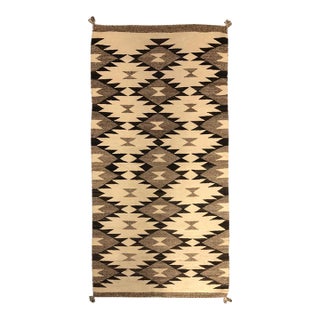 Navajo Rug (1985) With Serrate Design in Colors of Ivory, Gray, Brown, and Black on White Ground. Condition: Excellent For Sale