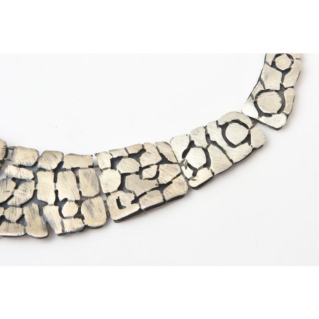 1950s Vintage Sterling Silver Pebbled Design Collar Necklace Hallmarked For Sale - Image 5 of 10