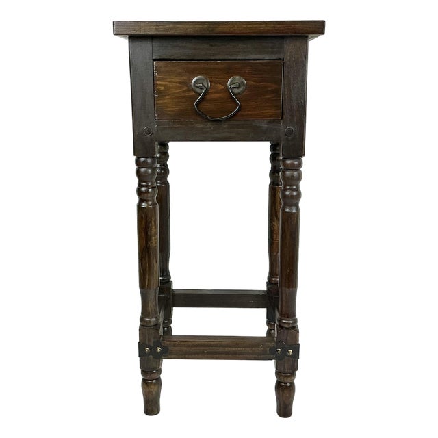 1970s Vintage Arts & Crafts Farmhouse Federal Pine Drinks Table After Ethan Allen Old Tavern. For Sale