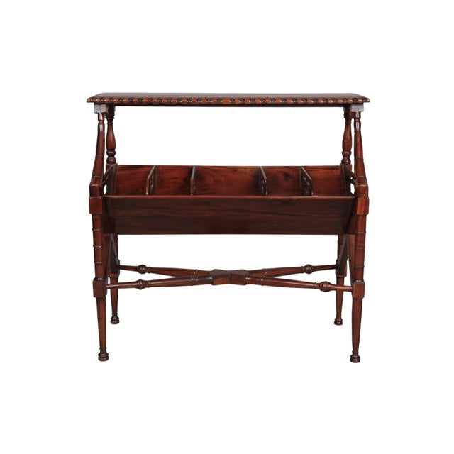 An English Chinese-Chippendale style bookcase in mahogany, circa 1970. On top a single flat shelf is finished with a pie-...