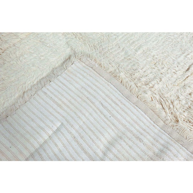 Ivory Doris Leslie Blau Vintage Moroccan Wool Rug – Soft Ivory with Subtle Texture For Sale - Image 8 of 8