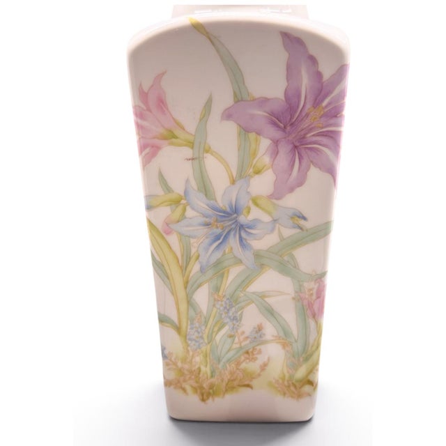 Vintage Japanese Mino Ware Porcelain Floral Vase With Lilies Elegant vintage Japanese porcelain vase featuring a...