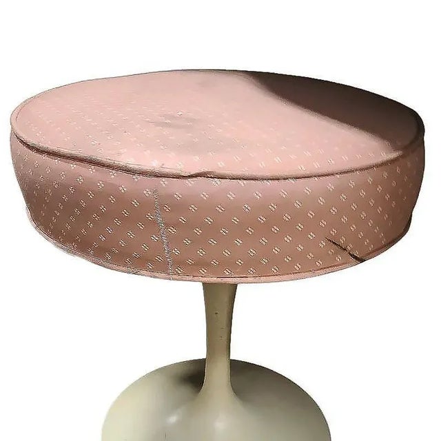 1950s Mid-Century Pink Seat Tulip Vanity Stool For Sale - Image 4 of 4