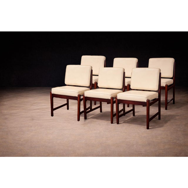 Sergio Rodrigues Set of 6 of “Marco” Chairs in Rosewood & Leather, Sergio Rodrigues, 1960s For Sale - Image 4 of 9