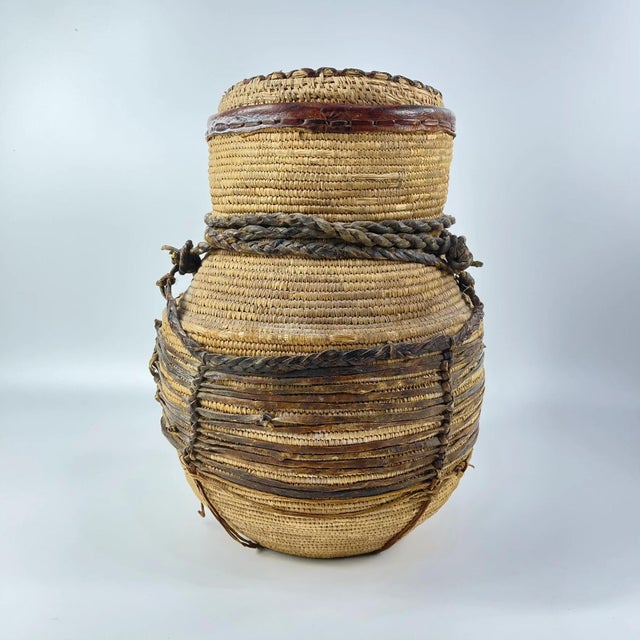 African Early 20th Century Luo Basket with Lid MATTER COLLECTION For Sale - Image 3 of 10