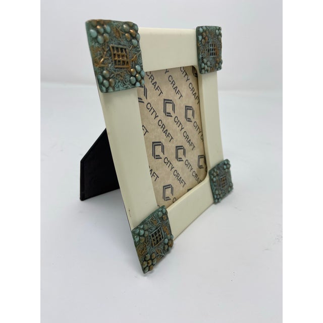 Vintage City Craft 3 x4” picture frame crème colored composite with decorative hade colored corners . Excellent condition....