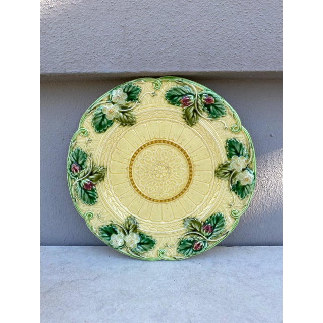 Ceramic Majolica Strawberries Plate Sarreguemines, Circa 1880 For Sale - Image 7 of 7