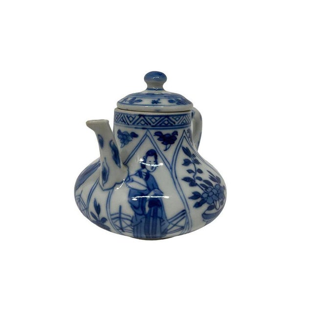 Miniature porcelain teapot A small blue and white porcelain teapot from the Kangxi period, ca. 1700. (Kangxi 1662-1722)....