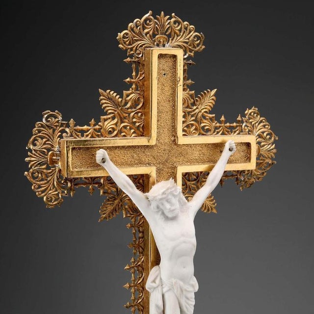 Crucifix in Gilded Wood and Biscuit Porcelain For Sale - Image 6 of 9