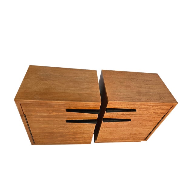 Mid-Century Modern 1950s Flame Wood Nightstands – Pair, Blond Finish With Black Handles For Sale - Image 3 of 8