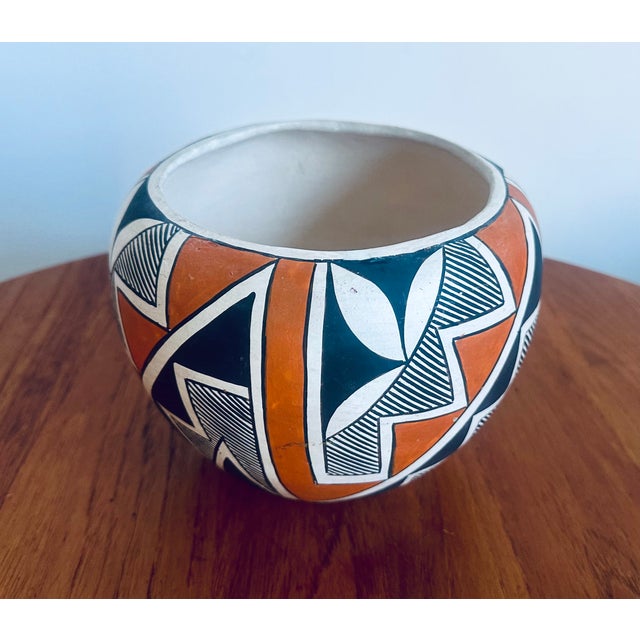 Pueblo Indian Art Elizabeth Waconda Acoma Hand Made Painted Pottery Vessel 1970s Pueblo For Sale - Image 4 of 5