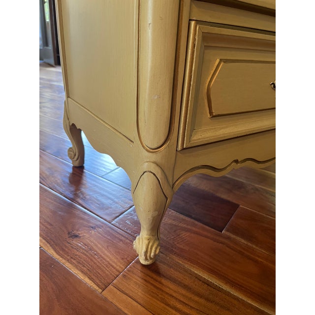 1960s Vintage Henry Link (Unstamped) French Country Provincial 3-Drawer Dresser For Sale - Image 5 of 8