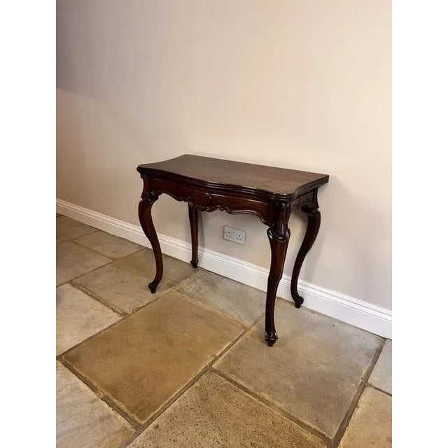Wonderful antique Victorian quality rosewood tea table, having a quality rosewood serpentine shaped top with a moulded...
