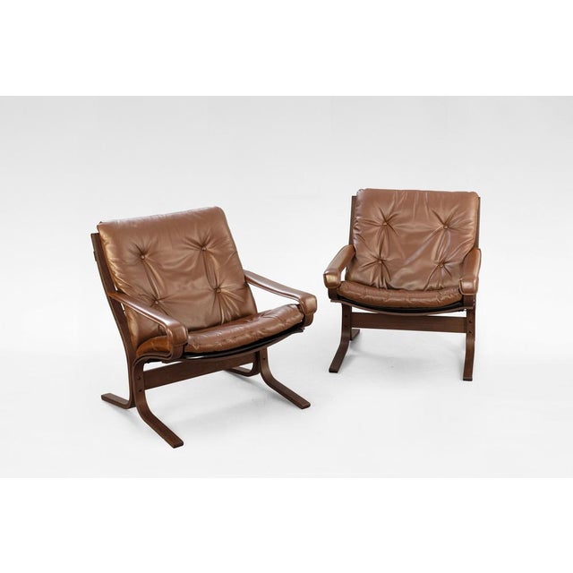 Ingmar Relling Vintage Siesta Chairs and Ottoman in Cognac Leather and Plywood by Ingmar Relling for Westnofa, 1960s, Set of 3 For Sale - Image 4 of 4